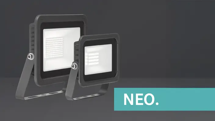 Der NEO LED-Fluter vor grauem Hintergrund